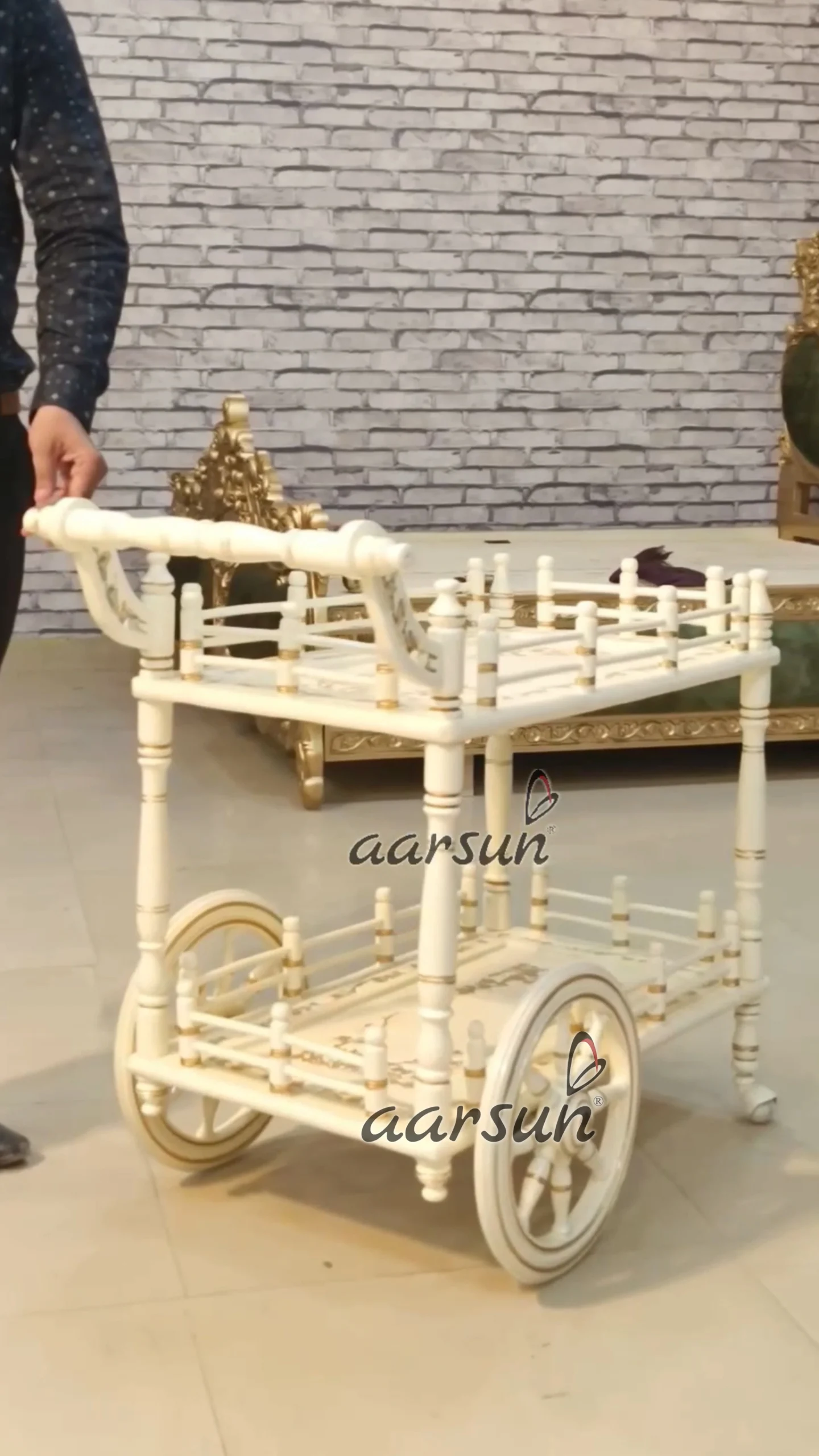 सफेद पेंट में नवीनतम रसोई ट्रॉली
